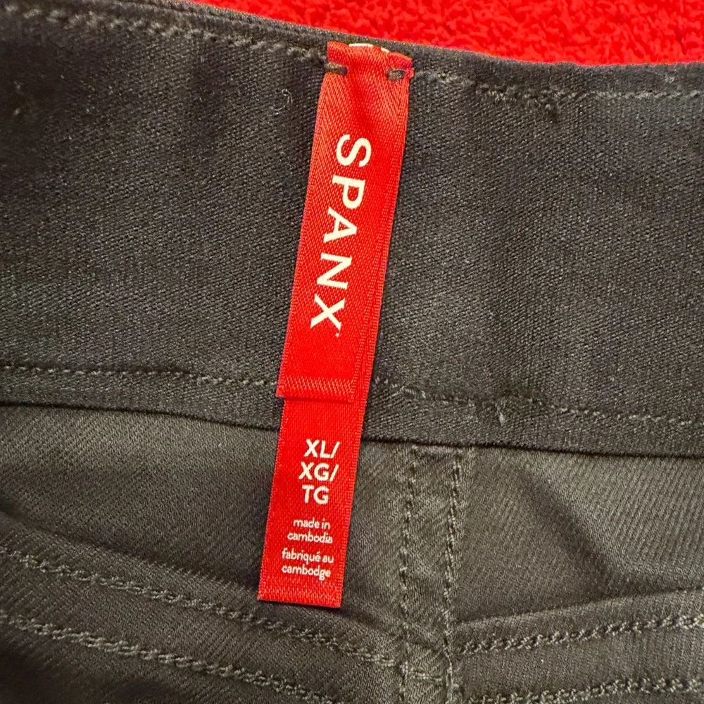 SPANX Women's Charcoal Cargo Shorts - Picture 4 of 7